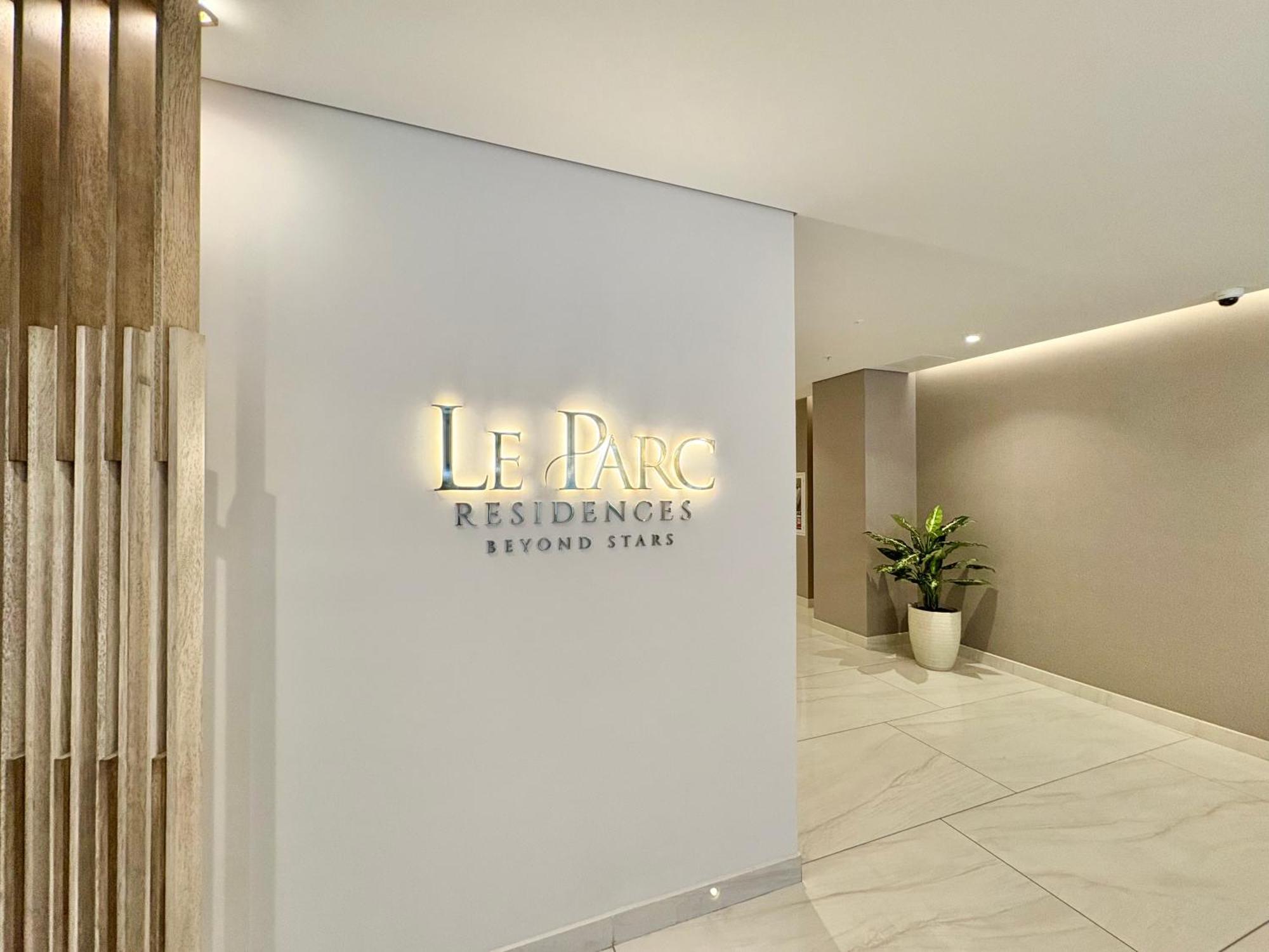 Le Parc Residences With Hotel Services Кито Екстериор снимка